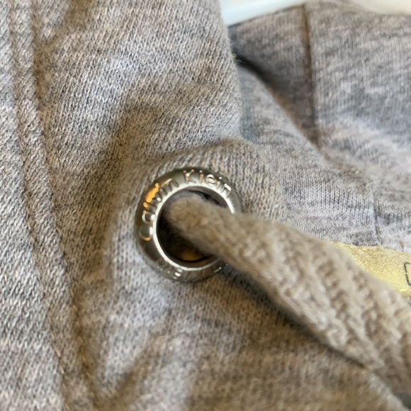 Calvin Klein grey cropped sweater size XXL but fits like a large/medium - Picture 2 of 4